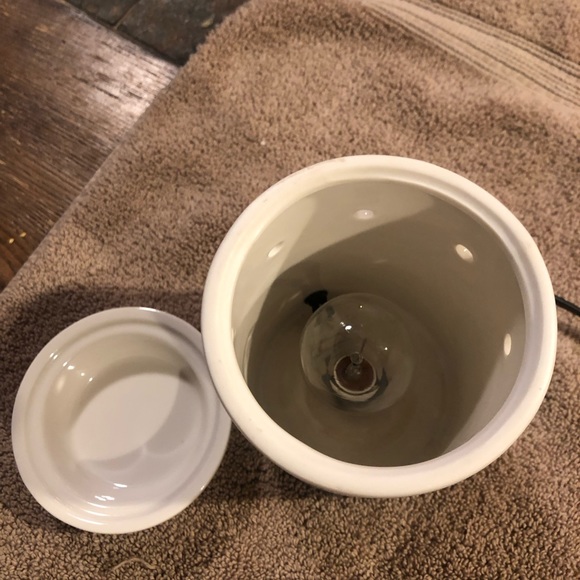 Service & Sacrifice Scentsy warmer. Used in good condition. - Picture 4 of 5